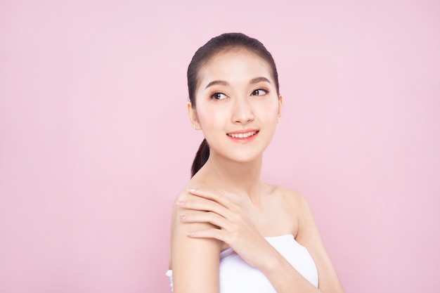 Hermosa mujer asiática joven con cara de piel blanca limpia y fresca en pose de belleza.