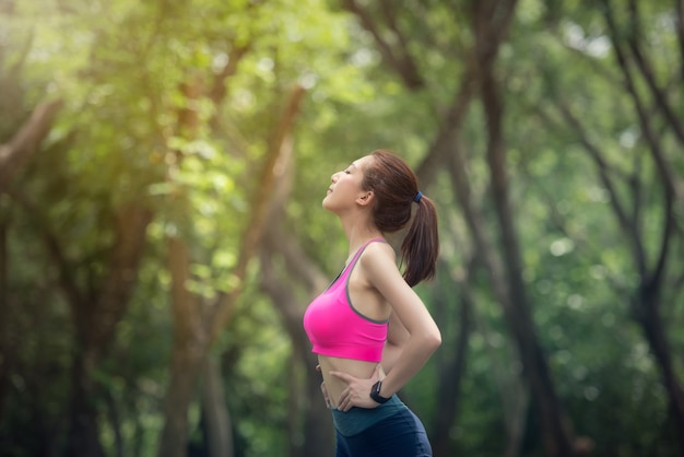 Hermosa mujer asiática joven haciendo ejercicio en el parque