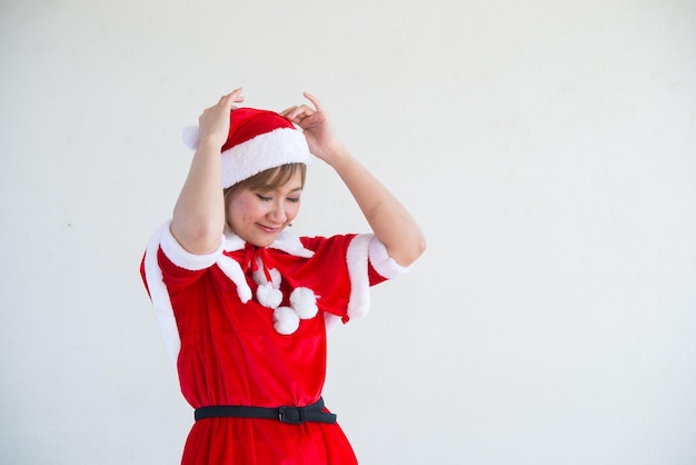 Hermosa mujer asiática joven en ropa de Santa Claus sobre fondo blancoGente de TailandiaEnvió felicidad para los niñosFeliz NavidadBienvenido al inviernoConcepto de mujer feliz