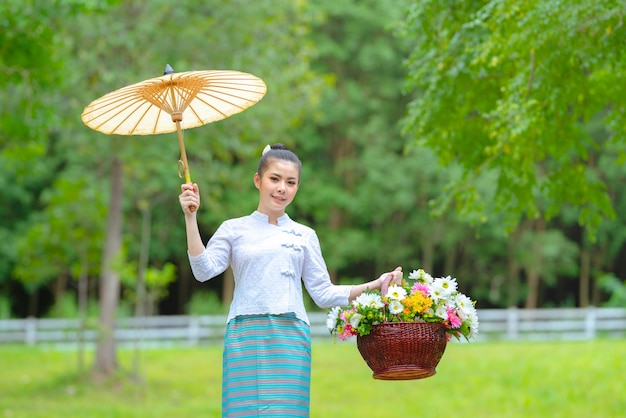 Hermosa mujer asiática joven del vestido tradicional del norte de Tailandia