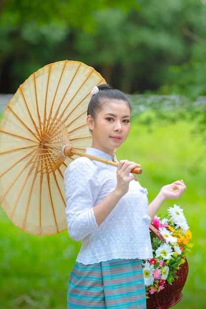 Hermosa mujer asiática joven del vestido tradicional del norte de Tailandia