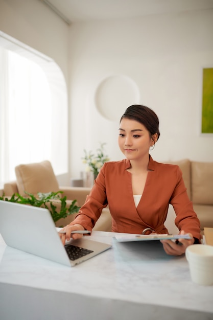 Hermosa mujer asiática en el lugar de trabajo.