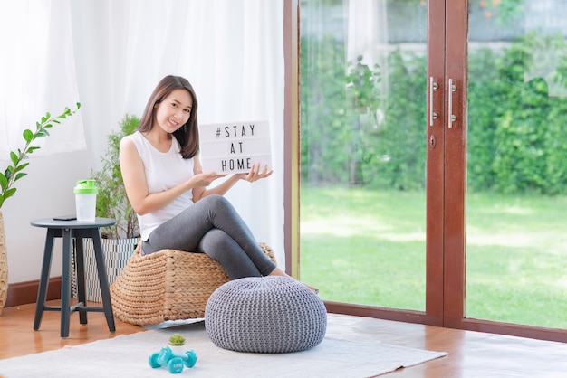 Hermosa mujer asiática mantenerse en forma haciendo ejercicio en casa para un estilo de vida saludable