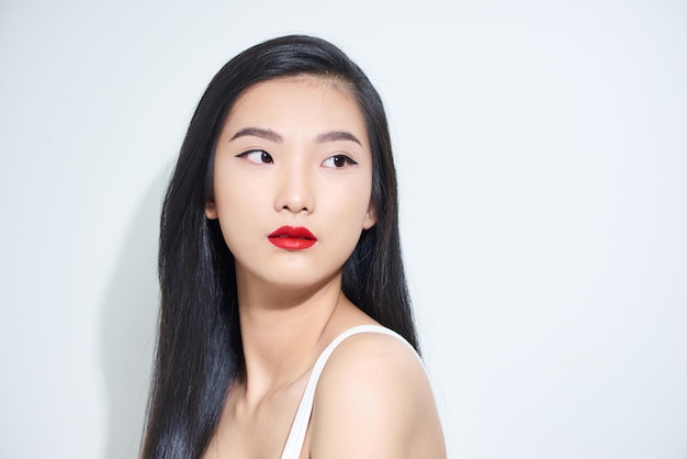 Hermosa mujer asiática con maquillaje facial de belleza