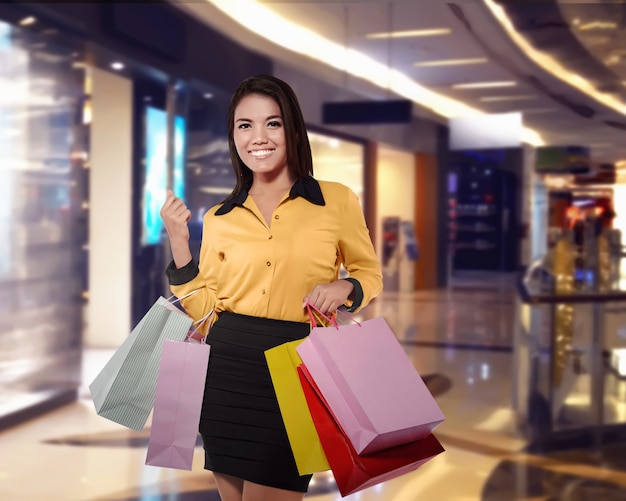 Hermosa mujer asiática con muchos bolso de compras