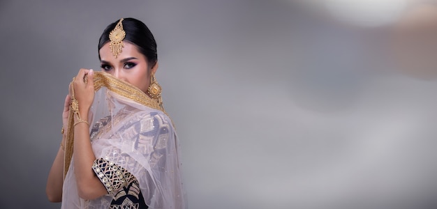 Hermosa mujer asiática posando en traje tradicional con espacio de copia