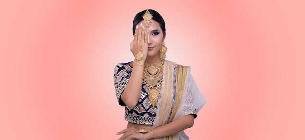 Hermosa mujer asiática posando en traje tradicional