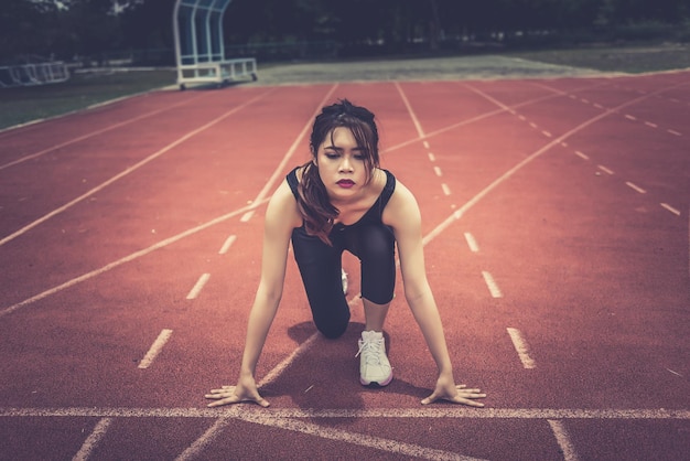 Hermosa mujer asiática se prepara para correr en la pista Ir al ganador Gente tailandesa Intención de victoria