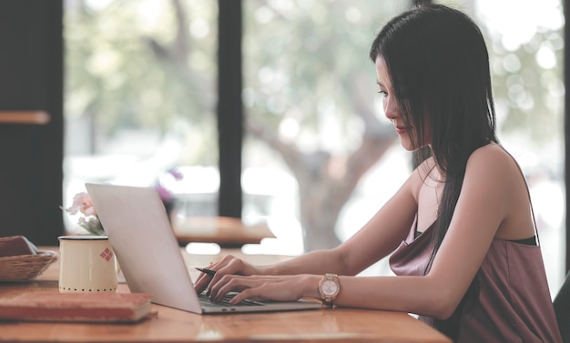 Hermosa mujer asiática que trabaja en la oficina