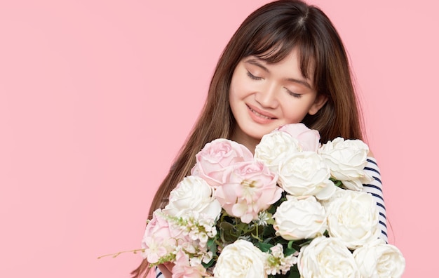 Hermosa mujer asiática con un ramo de flores