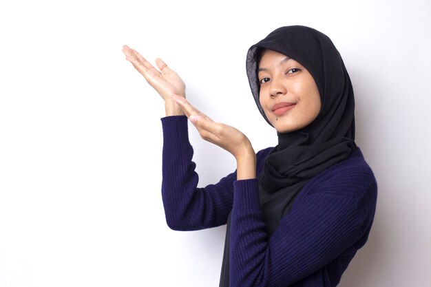 Hermosa mujer asiática con retrato de hijab en espacio en blanco