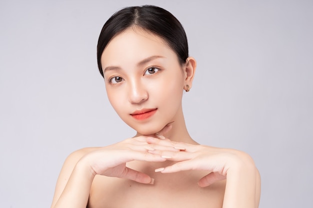 Hermosa mujer asiática se siente feliz con una piel hermosa y saludable