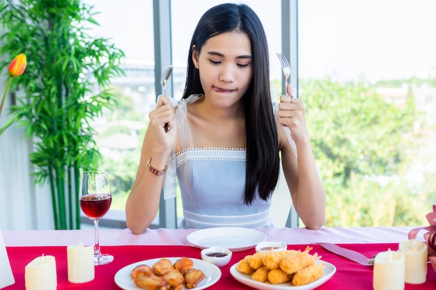 Hermosa mujer asiática siente hambre