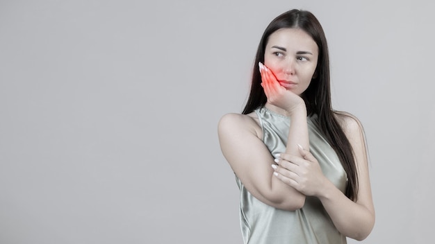 Hermosa mujer asiática siente un terrible dolor de muelas