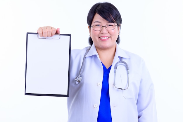 Hermosa mujer asiática con sobrepeso médico con pelo corto usando anteojos aislados contra la pared blanca