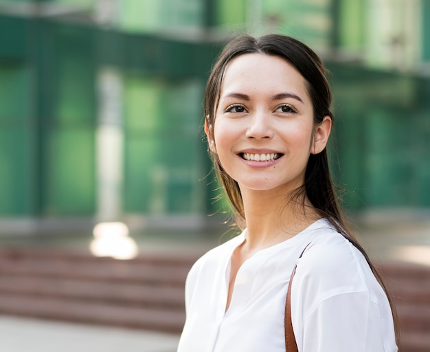 Hermosa mujer asiática sonriendo