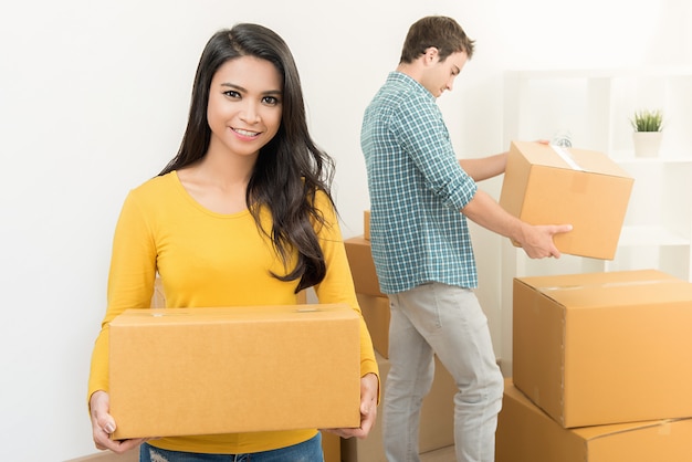 Foto hermosa mujer asiática sonriente con su pareja moviendo cosas a una casa nueva