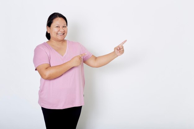 Hermosa mujer asiática de talla grande sonríe con emoción positiva sintiéndose feliz y orgullosa de su cuerpo