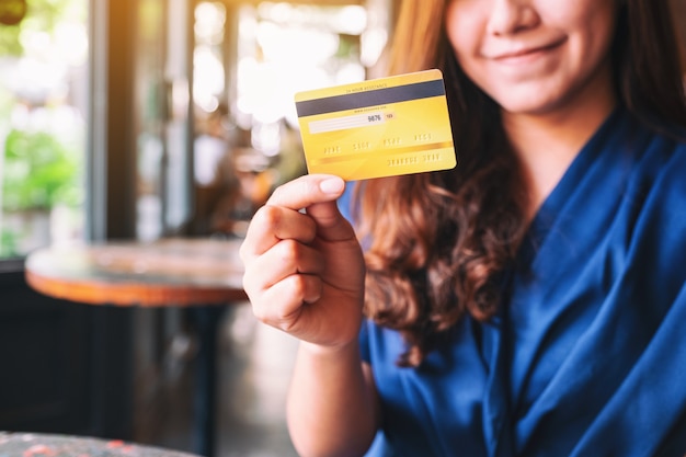 Una hermosa mujer asiática con tarjeta de crédito para ir de compras