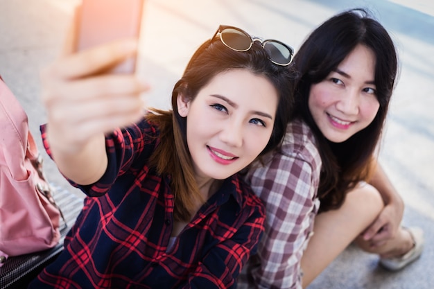 hermosa mujer asiática toma selfie tiro de teléfono inteligente con amigos ideas concepto de viaje