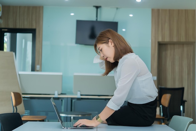 Hermosa mujer asiática trabajando en una oficinaGente de TailandiaMujer de negocios trabaja en la empresa