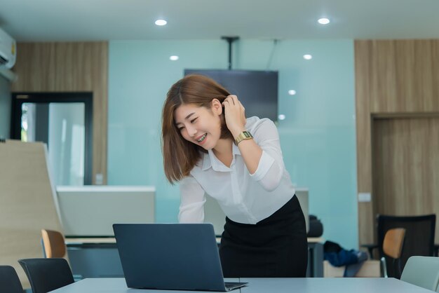 Hermosa mujer asiática trabajando en una oficinaGente de TailandiaMujer de negocios trabaja en la empresa