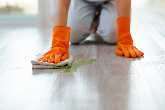 Foto hermosa mujer asiática trapear el piso