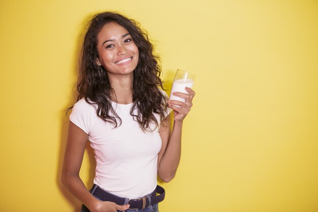 Hermosa mujer asiática con un vaso de leche fresca