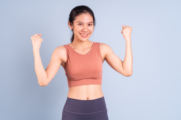 Hermosa mujer asiática vistiendo ropa deportiva y haciendo yoga, fitness y concepto de gimnasio