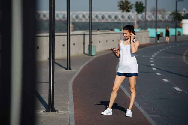 Hermosa mujer atlética corriendo en la nueva pista al aire libre