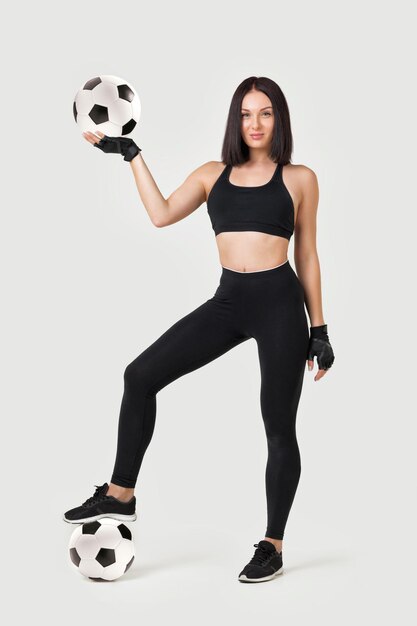 Hermosa mujer atlética con la pelota