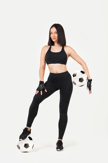 Hermosa mujer atlética con la pelota