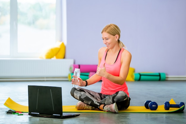 Hermosa mujer atlética trabajando en el gimnasio