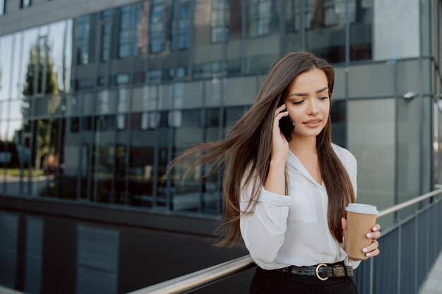 Hermosa mujer atractiva elegantemente vestida que trabaja en una corporación una empresa salió