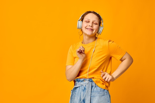 Hermosa mujer con auriculares pantalones cortos de mezclilla closeup emociones estilo de vida inalterado