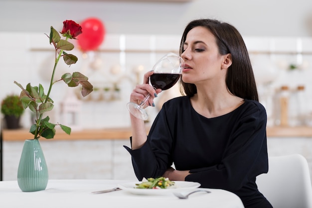 Foto hermosa mujer bebiendo una copa de vino tinto