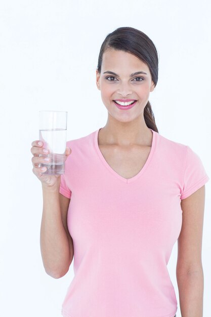 Foto hermosa mujer bebiendo un vaso de agua