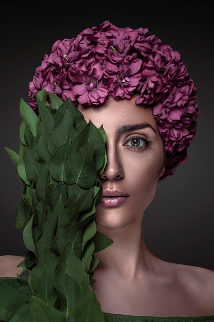 Hermosa mujer con belleza de cabeza de flores