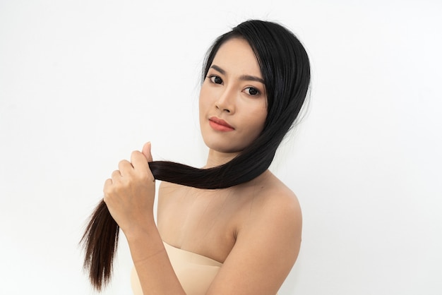 Hermosa mujer belleza cuidado de la salud con cabello liso largo brillante negro liso aislado