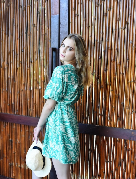 Hermosa mujer de Bielorrusia en vestido verde con sombrero