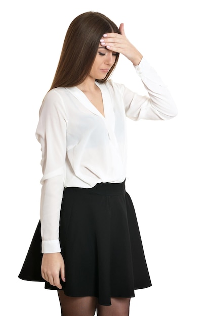 Hermosa mujer de blusa blanca con dolor de cabeza sobre fondo blanco.