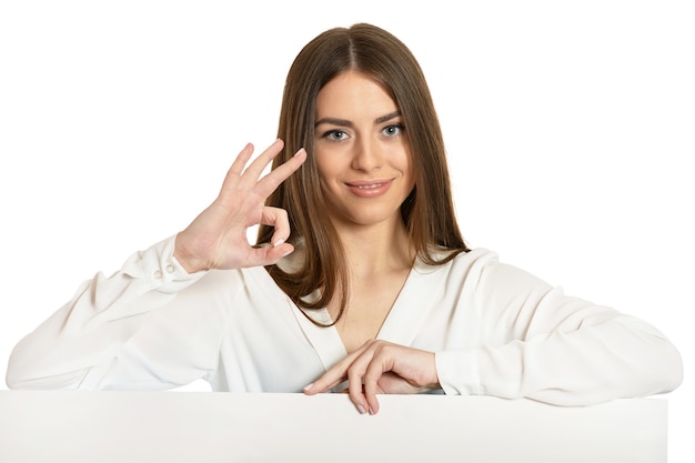 Hermosa mujer en blusa blanca y falda negra sosteniendo pancarta