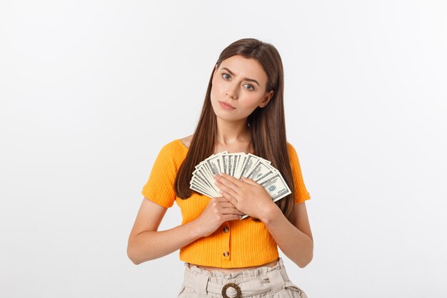 Hermosa mujer con blusa naranja con billetes de dinero