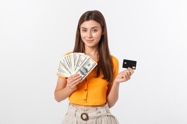 Hermosa mujer con blusa naranja con tarjeta de crédito y dinero