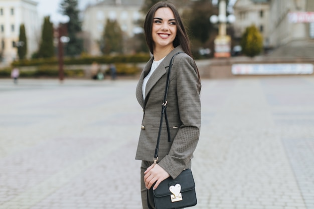 Hermosa mujer con bolsa