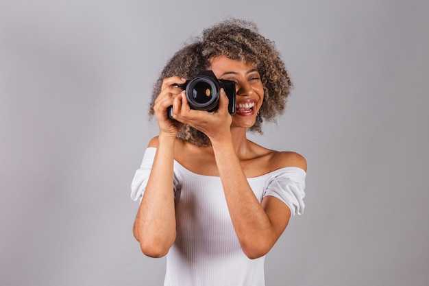 Hermosa mujer brasileña blackxAholding fotografía de cámara fotográfica como turista aficionado