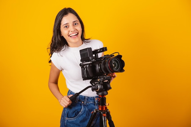 Foto hermosa mujer brasileña cineasta productora de video audiovisual manejo de cámara de cine