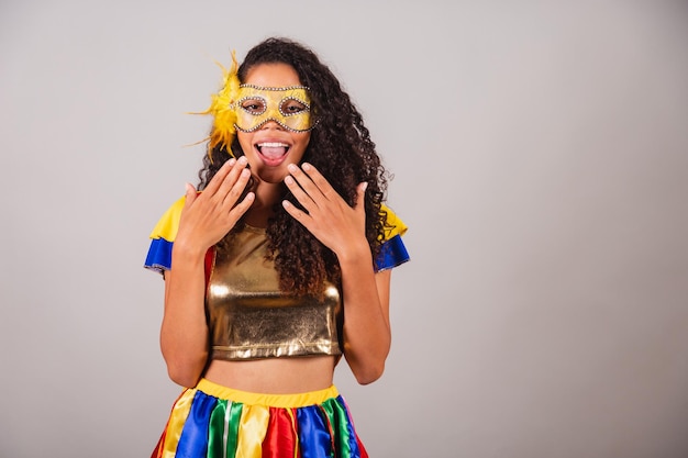 Hermosa mujer brasileña negra con carnaval de ropa frevo Usando máscara invitando wow increíble