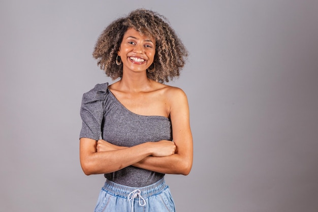 Hermosa mujer brasileña negra posando para fotos