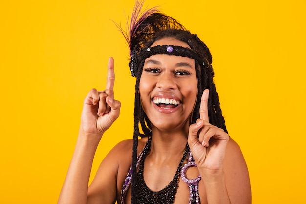 Foto hermosa mujer brasileña negra con ropa de carnaval púrpura bailando